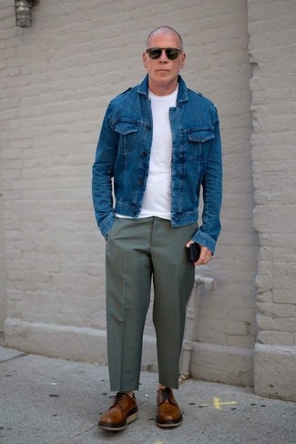 Come indossare e abbinare una giacca di jeans blu per un uomo di 50 anni: Scegli una giacca di jeans blu e pantaloni eleganti verde oliva per essere sofisticato e di classe. Scarpe derby in pelle marroni sono una interessante scelta per completare il look.