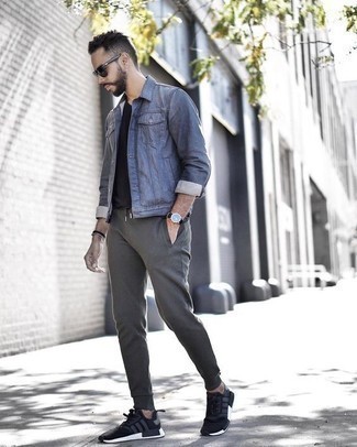 Come indossare e abbinare un orologio nero in modo rilassato: Vestiti con una giacca di jeans blu e un orologio nero per un look comfy-casual. Scarpe sportive nere e bianche sono una gradevolissima scelta per completare il look.