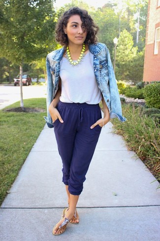 Look alla moda per donna: Giacca di jeans azzurra, T-shirt girocollo grigia, Pinocchietti blu scuro, Infradito in pelle con stampa serpente grigi