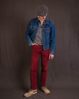 Come indossare e abbinare una giacca di jeans blu scuro quando fa freddo: Scegli una giacca di jeans blu scuro e jeans di velluto a coste rossi per un fantastico look da sfoggiare nel weekend. Per un look più rilassato, mettiti un paio di scarpe sportive marrone chiaro.