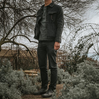 Quale jeans indossare con una giacca di jeans grigio scuro quando fa caldo: Combina una giacca di jeans grigio scuro con jeans per vestirti casual. Scegli uno stile classico per le calzature e opta per un paio di stivali casual in pelle neri.