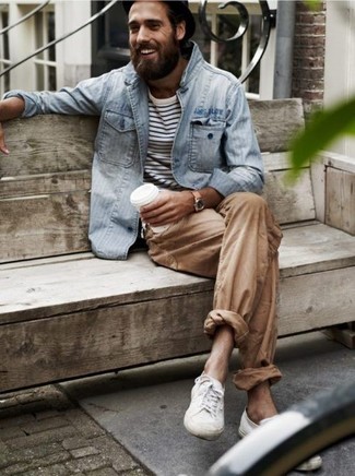 Come indossare e abbinare una giacca di jeans grigia: La versatilità di una giacca di jeans grigia e chino marrone chiaro li rende capi in cui vale la pena investire. Per distinguerti dagli altri, scegli un paio di sneakers basse bianche.