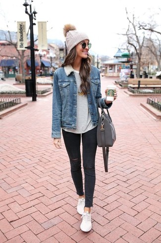 Come indossare e abbinare jeans aderenti strappati neri con una giacca di jeans blu per una donna di 30 anni: Potresti combinare una giacca di jeans blu con jeans aderenti strappati neri per una sensazione di semplicità e spensieratezza. Un paio di sneakers basse bianche si abbina alla perfezione a una grande varietà di outfit.