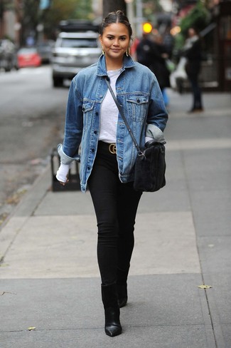Come indossare e abbinare una borsa in pelle scamosciata per una donna di 20 anni: Combina una giacca di jeans blu con una borsa in pelle scamosciata per un look facile da indossare. Questo outfit si abbina perfettamente a un paio di stivaletti in pelle neri.