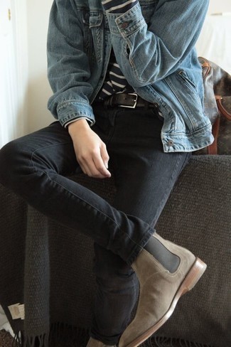 Quale jeans indossare con stivali chelsea beige in primavera 2025 in modo smart-casual: Opta per una giacca di jeans azzurra e jeans per un look raffinato per il tempo libero. Indossa un paio di stivali chelsea beige per mettere in mostra il tuo gusto per le scarpe di alta moda. Ecco un outfit primaverile ideale per il tuo.