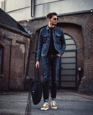 Quale giacca di jeans indossare con sneakers alte marrone chiaro: Coniuga una giacca di jeans con jeans blu scuro per un look raffinato per il tempo libero. Calza un paio di sneakers alte marrone chiaro per un tocco più rilassato.