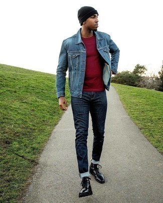 Come indossare e abbinare una giacca di jeans blu con jeans blu scuro per un uomo di 20 anni: Scegli una giacca di jeans blu e jeans blu scuro per vestirti casual. Completa il tuo abbigliamento con un paio di stivali casual in pelle neri.