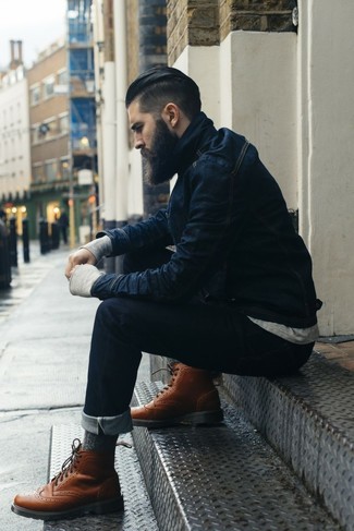 Quale jeans indossare con stivaletti brogue marrone scuro per un uomo di 30 anni: Indossa una giacca di jeans blu scuro con jeans per un fantastico look da sfoggiare nel weekend. Scegli uno stile classico per le calzature e scegli un paio di stivaletti brogue marrone scuro come calzature.