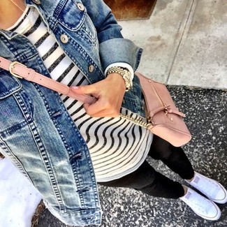 Come indossare e abbinare una giacca blu scuro e bianca quando fa caldo: Potresti indossare una giacca blu scuro e bianca e leggings neri per una sensazione di semplicità e spensieratezza. Rifinisci questo look con un paio di sneakers basse bianche.