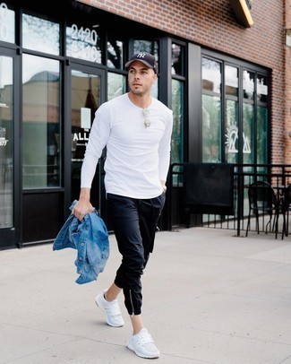 Look alla moda per uomo: Giacca di jeans blu, T-shirt manica lunga bianca, Pantaloni cargo neri, Scarpe sportive bianche