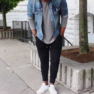 Quale giacca di jeans indossare con sneakers basse bianche per un uomo di 20 anni: Potresti indossare una giacca di jeans e pantaloni sportivi blu scuro per un look raffinato per il tempo libero. Sneakers basse bianche sono una buona scelta per completare il look.