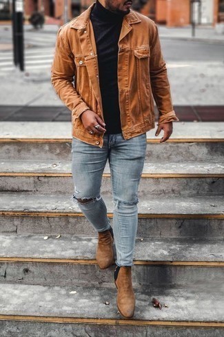 Come indossare e abbinare un dolcevita con una giacca di jeans per un uomo di 20 anni: Opta per una giacca di jeans e un dolcevita per un look semplice, da indossare ogni giorno. Prova con un paio di stivali chelsea in pelle scamosciata marrone chiaro per mettere in mostra il tuo gusto per le scarpe di alta moda.