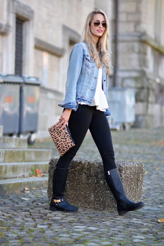 Come indossare e abbinare una borsa leopardata: Metti una giacca di jeans azzurra e una borsa leopardata per un look facile da indossare. Mostra il tuo gusto per le calzature di alta classe con un paio di stivali al ginocchio in pelle neri.