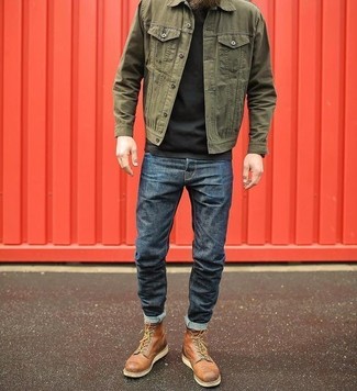 Quale jeans indossare con stivali casual marroni quando fa caldo: Potresti combinare una giacca di jeans verde oliva con jeans per un fantastico look da sfoggiare nel weekend. Mettiti un paio di stivali casual marroni per mettere in mostra il tuo gusto per le scarpe di alta moda.