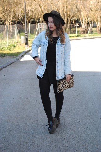 Look alla moda per donna: Giacca di jeans azzurra, Vestito a pieghe nero, Mocassini con zeppa in pelle neri, Pochette in pelle scamosciata leopardata marrone chiaro