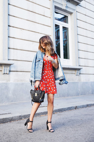 Come indossare e abbinare una giacca acqua in modo smart-casual: Metti una giacca acqua e un vestito a pieghe a fiori rosso per un'atmosfera casual-cool. Sandali con tacco in pelle neri sono una validissima scelta per completare il look.