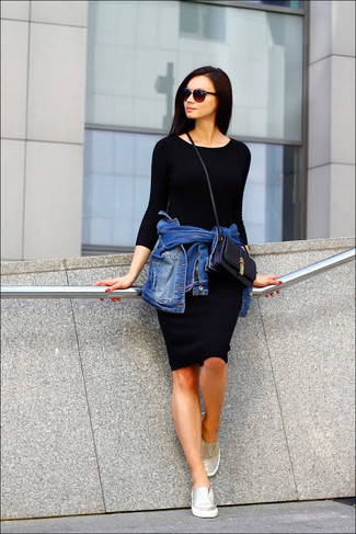Come indossare e abbinare scarpe arancioni: Abbina una giacca di jeans blu con un vestito aderente nero per affrontare con facilità la tua giornata. Sneakers senza lacci dorate sono una valida scelta per completare il look.