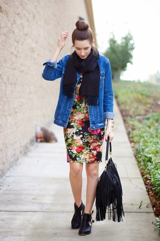 Come indossare e abbinare una giacca di jeans blu: Scegli un outfit composto da una giacca di jeans blu e un vestito aderente a fiori nero per vestirti casual. Stivaletti in pelle tagliati neri sono una valida scelta per completare il look.