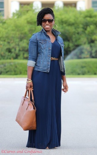 Come indossare e abbinare una borsa shopping in pelle marrone chiaro per una donna di 30 anni in modo casual: Opta per una giacca di jeans blu e una borsa shopping in pelle marrone chiaro per un'atmosfera casual-cool.