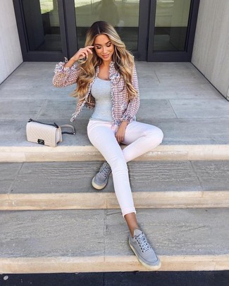 Come indossare e abbinare jeans aderenti bianchi per una donna di 20 anni: Per un outfit quotidiano pieno di carattere e personalità, metti una giacca di tweed rosa e jeans aderenti bianchi. Prova con un paio di sneakers basse di tela grigie per avere un aspetto più rilassato.