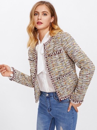 Come indossare e abbinare una blusa abbottonata con una giacca di tweed: Abbina una giacca di tweed con una blusa abbottonata per creare un look smart casual.