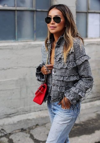 Come indossare e abbinare una borsa bordeaux in modo casual: Potresti indossare una giacca di tweed grigia e una borsa bordeaux per una sensazione di semplicità e spensieratezza.