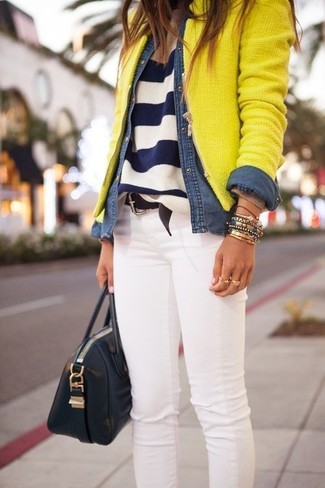 Come indossare e abbinare jeans bianchi: Per creare un look adatto a un pranzo con gli amici nel weekend abbina una giacca di tweed gialla con jeans bianchi.