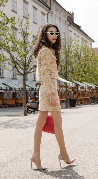 Look alla moda per donna: Giacca di tweed marrone chiaro, Minigonna di tweed marrone chiaro, Décolleté in pelle grigi, Cartella in pelle rossa