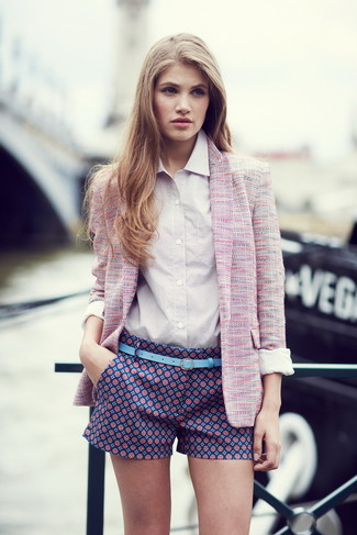 Come indossare e abbinare una cintura acqua: Metti una giacca di tweed rosa e una cintura acqua per un look spensierato e alla moda.