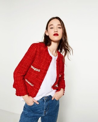 Come indossare e abbinare una giacca di tweed rossa in primavera 2025: Scegli una giacca di tweed rossa e jeans blu per un pranzo domenicale con gli amici. Un outfit eccellente per essere cool e assolutamente alla moda anche in questi mesi primaverili.