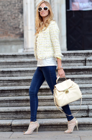 Look alla moda per donna: Giacca di tweed gialla, T-shirt girocollo bianca, Jeans aderenti blu scuro, Stivaletti di pizzo beige