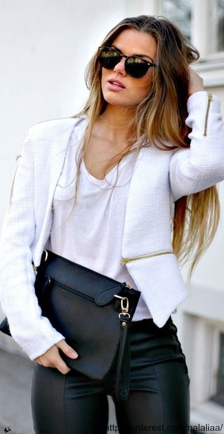 Come indossare e abbinare leggings in pelle neri in modo rilassato: Indossa una giacca di tweed bianca con leggings in pelle neri per un look raffinato ma semplice.