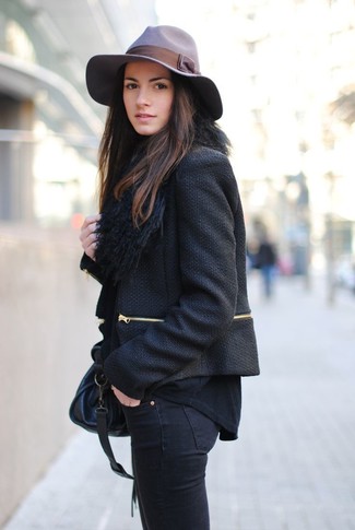 Look alla moda per donna: Giacca di tweed nera, T-shirt manica lunga nera, Jeans aderenti neri, Cartella in pelle nera