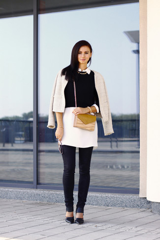 Look alla moda per donna: Giacca di tweed bianca, Tunica bianca, Maglione corto nero, Jeans aderenti neri
