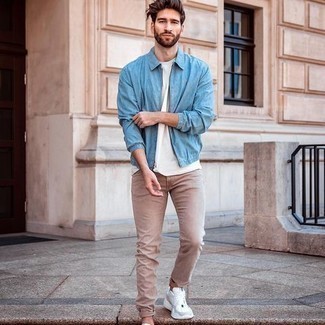 Come indossare e abbinare jeans marrone chiaro per un uomo di 30 anni: Indossa una giacca harrington azzurra e jeans marrone chiaro per vestirti casual. Scegli uno stile casual per le calzature con un paio di scarpe sportive bianche.