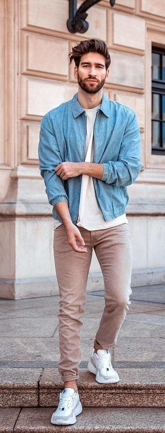 Quale giacca harrington indossare con jeans marrone chiaro: Potresti abbinare una giacca harrington con jeans marrone chiaro per affrontare con facilità la tua giornata. Scegli uno stile casual per le calzature con un paio di scarpe sportive bianche.