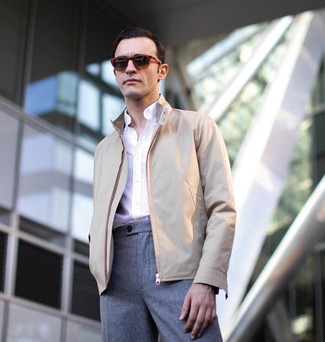 Come indossare e abbinare pantaloni eleganti con una giacca harrington: Scegli una giacca harrington e pantaloni eleganti come un vero gentiluomo.