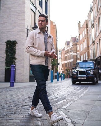 Quale jeans indossare con una giacca harrington marrone chiaro per un uomo di 20 anni quando fa caldo: Prova a combinare una giacca harrington marrone chiaro con jeans per un look raffinato per il tempo libero. Sneakers basse di tela bianche sono una buona scelta per completare il look.