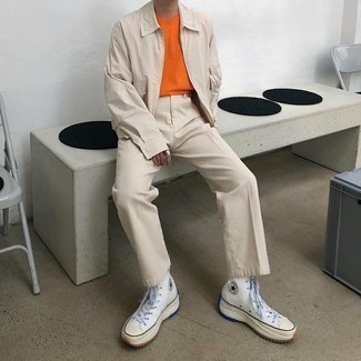 Look alla moda per uomo: Giacca harrington beige, T-shirt girocollo arancione, Chino beige, Sneakers alte di tela bianche