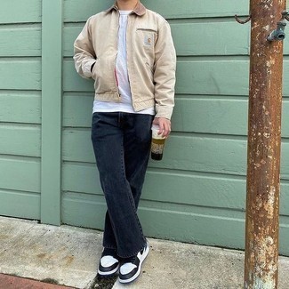 Quale giacca harrington indossare con sneakers basse bianche per un uomo di 30 anni: Vestiti con una giacca harrington e jeans grigio scuro per un look raffinato per il tempo libero. Sneakers basse bianche sono una splendida scelta per completare il look.