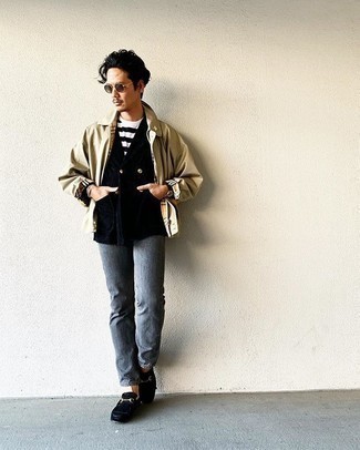 Quale blazer indossare con jeans grigi in modo smart-casual: Prova ad abbinare un blazer con jeans grigi per un look davvero alla moda. Mettiti un paio di mocassini eleganti in pelle neri per dare un tocco classico al completo.