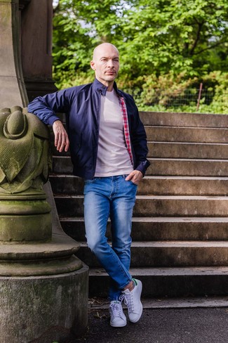 Quale giacca harrington indossare con sneakers basse bianche e rosse: Potresti indossare una giacca harrington e jeans blu per un look spensierato e alla moda. Sneakers basse bianche e rosse sono una splendida scelta per completare il look.