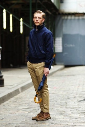 Quale chukka indossare con chino beige per un uomo di 30 anni: Combina una giacca harrington blu scuro con chino beige per un look raffinato per il tempo libero. Chukka sono una valida scelta per completare il look.