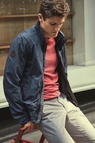 Come indossare e abbinare una giacca harrington blu quando fa caldo in modo casual: Potresti abbinare una giacca harrington blu con jeans beige per un look spensierato e alla moda.