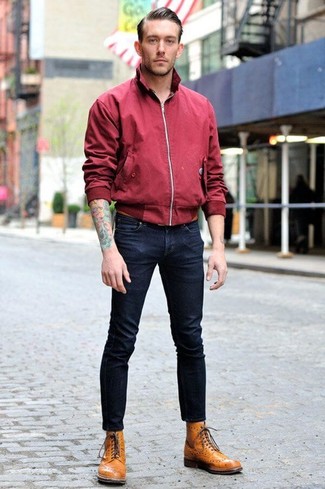 Look alla moda per uomo: Giacca harrington bordeaux, Jeans aderenti blu scuro, Stivaletti brogue in pelle marrone chiaro