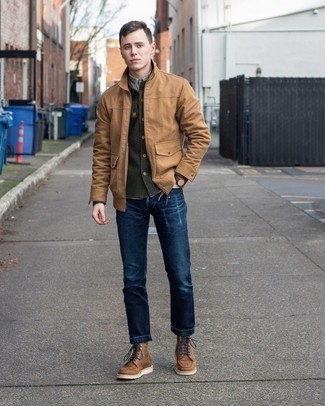 Quale jeans indossare con una giacca harrington beige per un uomo di 20 anni quando fa freddo: Indossa una giacca harrington beige e jeans per un look perfetto per il weekend. Scegli uno stile classico per le calzature e opta per un paio di stivali casual in pelle marroni.