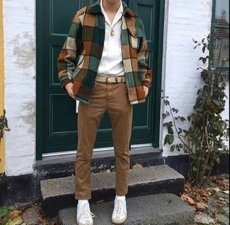 Quale giacca harrington indossare con chino beige per un uomo di 30 anni: Vestiti con una giacca harrington e chino beige per un outfit comodo ma studiato con cura. Per distinguerti dagli altri, calza un paio di sneakers basse di tela bianche.