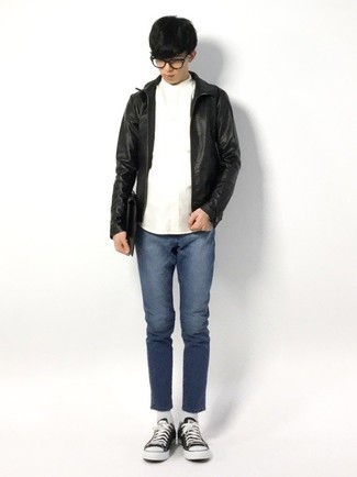 Quale jeans indossare con una giacca harrington nera per un uomo di 17 anni in modo casual: Scegli una giacca harrington nera e jeans per un outfit comodo ma studiato con cura. Sneakers basse di tela nere e bianche sono una interessante scelta per completare il look.