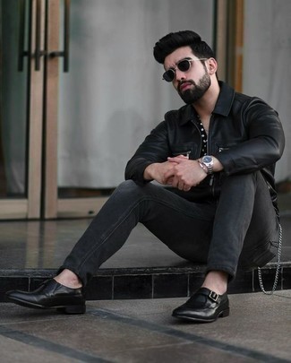 Come indossare e abbinare una giacca harrington in pelle nera con jeans grigio scuro: Indossa una giacca harrington in pelle nera e jeans grigio scuro per vestirti casual. Scegli un paio di scarpe monk in pelle nere per un tocco virile.