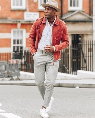 Come indossare e abbinare un borsalino beige: Opta per una giacca harrington rossa e un borsalino beige per una sensazione di semplicità e spensieratezza. Scegli un paio di sneakers basse di tela bianche come calzature per un tocco virile.